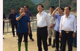 Nguyên Chủ tịch nước Trương Tấn Sang kiểm tra tình hình khắc phục hậu quả mưa lũ tại huyện Văn Chấn