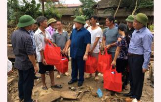 Chủ tịch Trung ương Hội Nông dân Việt Nam Thào Xuân Sùng kiểm tra và thăm hỏi nhân dân vùng lũ Văn Chấn

