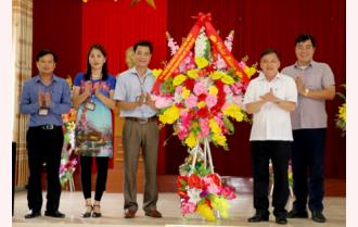 Phó Bí thư Thường trực Tỉnh ủy Dương Văn Thống chúc mừng phường Đồng Tâm nhân kỷ niệm 30 năm ngày thành lập