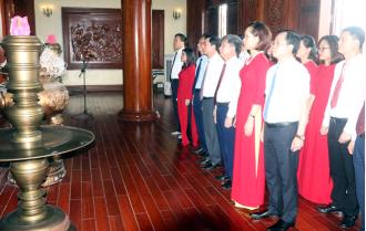 Ban Tuyên giáo Tỉnh uỷ Yên Bái dâng hương Chủ tịch Hồ Chí Minh
