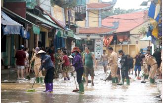 Người dân Yên Bái khắc phục hậu quả mưa lũ