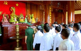Đoàn đại biểu dự Đại hội thi đua yêu nước tỉnh Yên Bái lần thứ X viếng Nghĩa trang liệt sĩ và dâng hương tưởng niệm Chủ tịch Hồ Chí Minh


