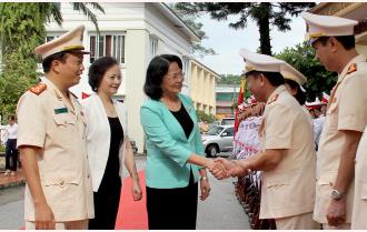 Phó Chủ tịch nước Đặng Thị Ngọc Thịnh chúc mừng cán bộ, chiến sỹ Công an tỉnh Yên Bái

