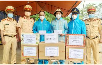 Phòng Cảnh sát giao thông, Công an tỉnh Yên Bái thăm, tặng quà động viên lực lượng tham gia các chốt kiểm dịch