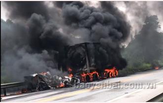 [VIDEO] Văn Yên: Cháy xe bồn chở dầu trên cao tốc Nội Bài - Lào Cai