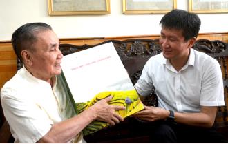 Chủ tịch UBND tỉnh Trần Huy Tuấn thăm, tặng quà các đồng chí nguyên lãnh đạo tỉnh