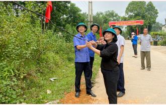 Phó Chủ tịch HĐND tỉnh Hoàng Thị Thanh Bình tham gia ngày cuối tuần cùng dân tại xã Thượng Bằng La