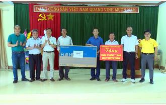 Ngành Thông tin và Truyền thông Yên Bái trao tặng hỗ trợ thiết bị chuyển đổi số tại xã Sùng Đô