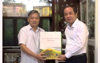 Phó Bí thư Thường trực Tỉnh ủy Tạ Văn Long thăm, tặng quà nguyên cán bộ chủ chốt của tỉnh