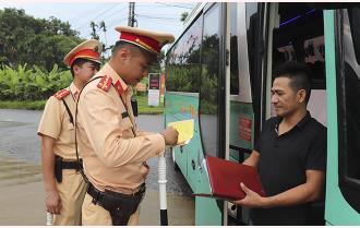 [VIDEO] Lực lượng cảnh sát giao thông Yên Bái triển khai tổng kiểm tra các phương tiện vận tải hành khách