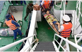 Tàu 464, Bộ tư lệnh Vùng 4 Hải quân tiếp nhận điều trị bệnh nhân ngư dân tàu cá giữa hai đảo của Trường Sa 