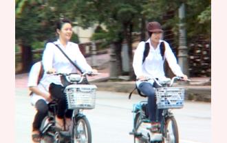 Xem học sinh thành phố Yên Bái đi xe đạp điện 