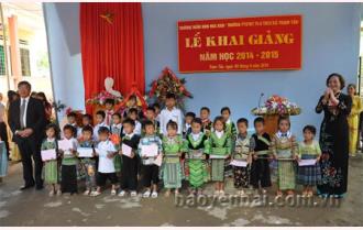 Phó Bí thư Tỉnh ủy Phạm Thị Thanh Trà dự Lễ Khai giảng năm học mới tại huyện Trạm Tấu