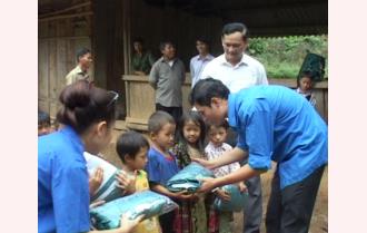 Tuổi trẻ Báo Yên Bái thăm, tặng quà trẻ em vùng cao Văn Chấn