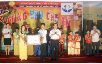 Phó chủ tịch UBND tỉnh Hoàng Xuân Nguyên vui tết Trung thu với các em thiếu nhi Trung tâm Công tác xã hội và Bảo trợ xã hội tỉnh