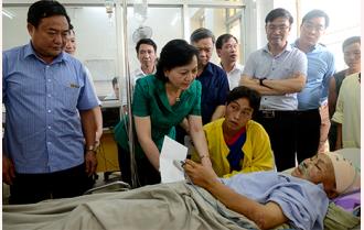 Bí thư Tỉnh ủy Phạm Thị Thanh Trà thăm các nạn nhân vụ sạt đất ở xã Túc Đán, huyện Trạm Tấu


