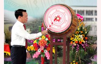 Chủ tịch UBND tỉnh Đỗ Đức Duy dự khai giảng tại Trường THPT Chuyên Nguyễn Tất Thành
