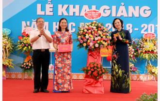 Bí thư Tỉnh ủy Phạm Thị Thanh Trà dự khai giảng năm học mới tại Trường THCS Quang Trung
