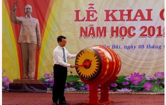 Chủ tịch UBND tỉnh Đỗ Đức Duy dự Lễ khai giảng tại Trường THPT Nguyễn Huệ
