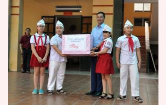 Phó Chủ tịch UBND tỉnh Dương Văn Tiến tặng quà Tết Trung thu tại Trường Tiểu học Nguyễn Thái Học