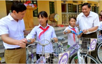 Sở Nội vụ tặng xe đạp cho học sinh Trường Phổ thông Dân tộc nội trú Tiểu học Mỏ Vàng
