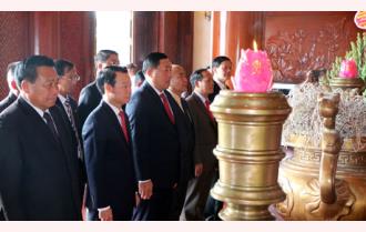 Đoàn lãnh đạo hai tỉnh Yên Bái- Viêng Chăn dâng hương tại Khu tưởng niệm Chủ tịch Hồ Chí Minh