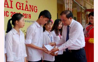 Phó Chủ tịch Thường trực UBND tỉnh Tạ Văn Long dự khai giảng tại Trường THPT Lê Quý Đôn (Trấn Yên)