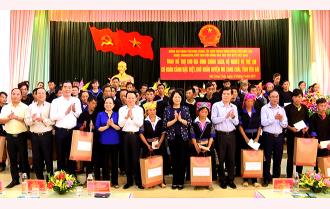 Phó Chủ tịch nước Đặng Thị Ngọc Thịnh thăm và tặng quà gia đình chính sách, hộ nghèo tại huyện Mù Cang Chải