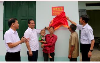 Trưởng ban Tổ chức Tỉnh uỷ Trần Huy Tuấn làm việc tại huyện Yên Bình và trao nhà Đại đoàn kết cho hộ nghèo
