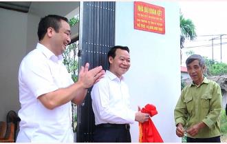Chủ tịch UBND tỉnh Đỗ Đức Duy trao nhà Đại đoàn kết cho bệnh binh tại huyện Yên Bình