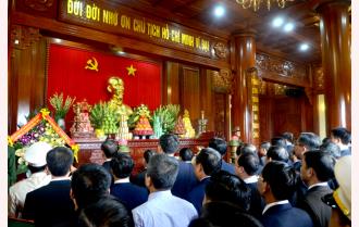 Đoàn đại biểu tỉnh Yên Bái dâng hương Chủ tịch Hồ Chí Minh và viếng Nghĩa trang liệt sỹ