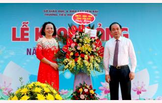 Phó Chủ tịch Thường trực UBND tỉnh Tạ Văn Long dự Lễ khai giảng năm học mới tại Trường Tiểu học Nguyễn Trãi