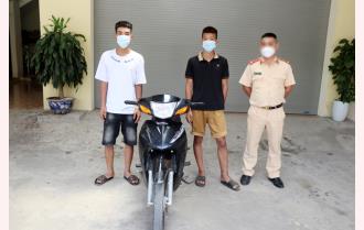 Yên Bái: Triệu tập 2 thanh niên đi xe máy lạng lách, đánh võng gây tai nạn rồi bỏ chạy