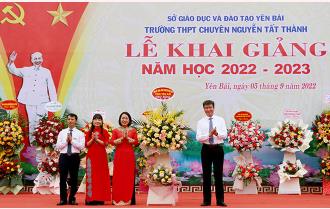 Chủ tịch UBND tỉnh Trần Huy Tuấn dự Lễ khai giảng tại Trường THPT Chuyên Nguyễn Tất Thành