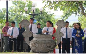 Đoàn đại biểu tỉnh Yên Bái dâng hương tại Khu tưởng niệm Chủ tịch Hồ Chí Minh và Khu Di tích lịch sử, văn hoá Quốc gia Căng và Đồn, thị xã Nghĩa Lộ