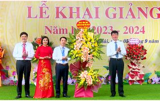 Chủ tịch UBND tỉnh Trần Huy Tuấn dự Lễ khai giảng tại Trường THPT Lý Thường Kiệt