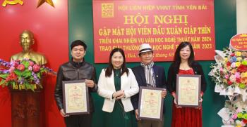 Đồng chí Vũ Thị Hiền Hạnh – Phó Chủ tịch UBND tỉnh trao Giải thưởng Văn học nghệ thuật Yên Bái cho các tác giả đạt giải A.