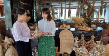 Chị Lò Thị Tuyên ở bản Lụ 1, xã Phúc Sơn, thị xã Nghĩa Lộ giới thiệu sản phẩm nông sản với du khách đến từ Nhật Bản.