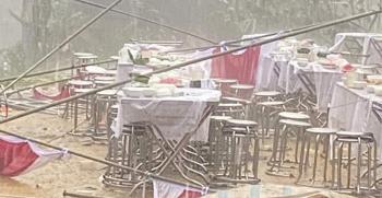 Một rạp cưới ở huyện Văn Chấn bị thổi bay phần mái che do mưa to và dông, lốc.