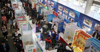 Các gian trưng bày sản phẩm dự thi khoa học, kĩ thuật cấp quốc gia dành cho học sinh trung học khu vực phía Bắc, tại Hà Nội. Ảnh tư liệu