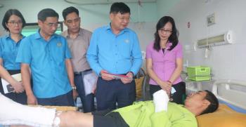 Đồng chí Phan Văn Anh – Phó Chủ tịch Tổng Liên đoàn Lao động Việt Nam cùng lãnh đạo Liên đoàn Lao động tỉnh thăm và tặng quà động viên các nạn nhân bị thương đang điều trị tại Bệnh viện Đa Khoa tỉnh.