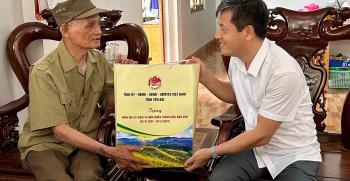 Đồng chí Ngô Hạnh Phúc - Phó Chủ tịch UBND tỉnh thăm và tặng quà ông Lý Trung Thuộc ở thôn Phạ 2, là chiến sĩ Điện Biên.