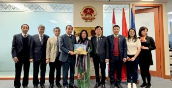 Phó Bí thư Thường trực Tỉnh ủy, Chủ tịch HĐND tỉnh Yên Bái Tạ Văn Long tặng Tổng lãnh sự quán Việt Nam tại Vancouver cuốn Sách ảnh