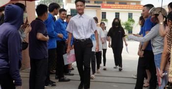 Niềm vui của thí sinh sau khi hoàn thành Kỳ thi tuyển sinh THPT tỉnh Yên Bái năm học 2023 - 2024.