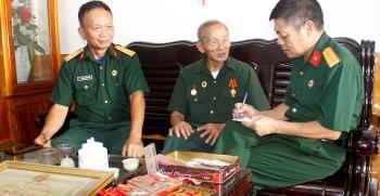 Cựu chiến binh Phùng Tiến Nhung (ngồi giữa) xúc động kể lại câu chuyện chiến đấu năm xưa.
