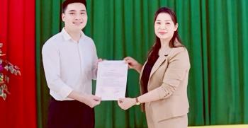 Bí thư Chi bộ thôn Đồng Gianh Đặng Thị Hoa trao quyết định kết nạp đảng viên mới cho đồng chí Nguyễn Mạnh Tường