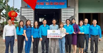 Đồng chí Nguyễn Chương Phát - Chủ tịch LĐLĐ tỉnh trao hỗ trợ nhà “Mái ấm công đoàn” cho đoàn viên Trần Thị Lan Anh, CĐCS Trung tâm Y tế huyện Yên Bình.