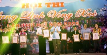 Lãnh đạo thị xã Nghĩa Lộ trao giải Nhất cho Đội xã Phù Nham