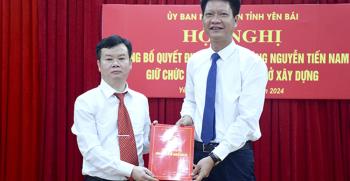 Đồng chí Phó Chủ tịch Thường trực UBND tỉnh Nguyễn Thế Phước trao quyết định bổ nhiệm tân Phó Giám đốc Sở Xây dựng cho đồng chí Nguyễn Tiến Nam.