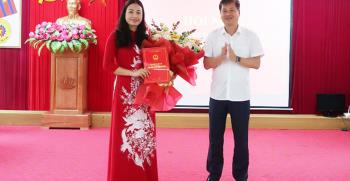 Đồng chí Ngô Hạnh Phúc- Phó Chủ tịch UBND tỉnh trao Quyết định và tặng hoa chúc mừng tân Phó Giám đốc Sở Tư pháp Lã Thị Liền